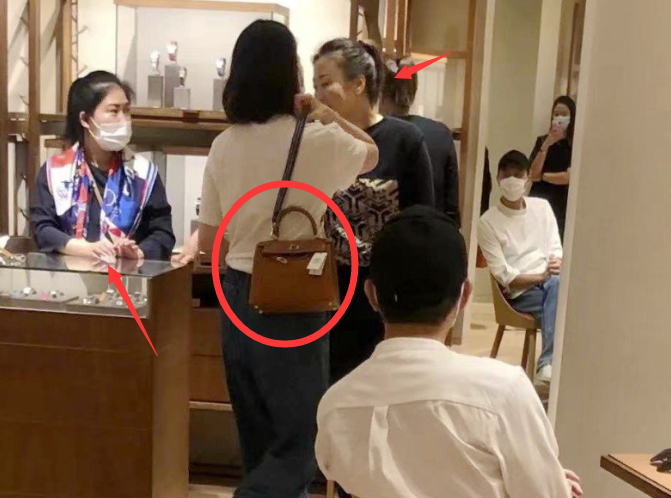 张智霖|张智霖录完节目就陪老婆买包？计划5年内退休袁咏仪：不用理他，想多了