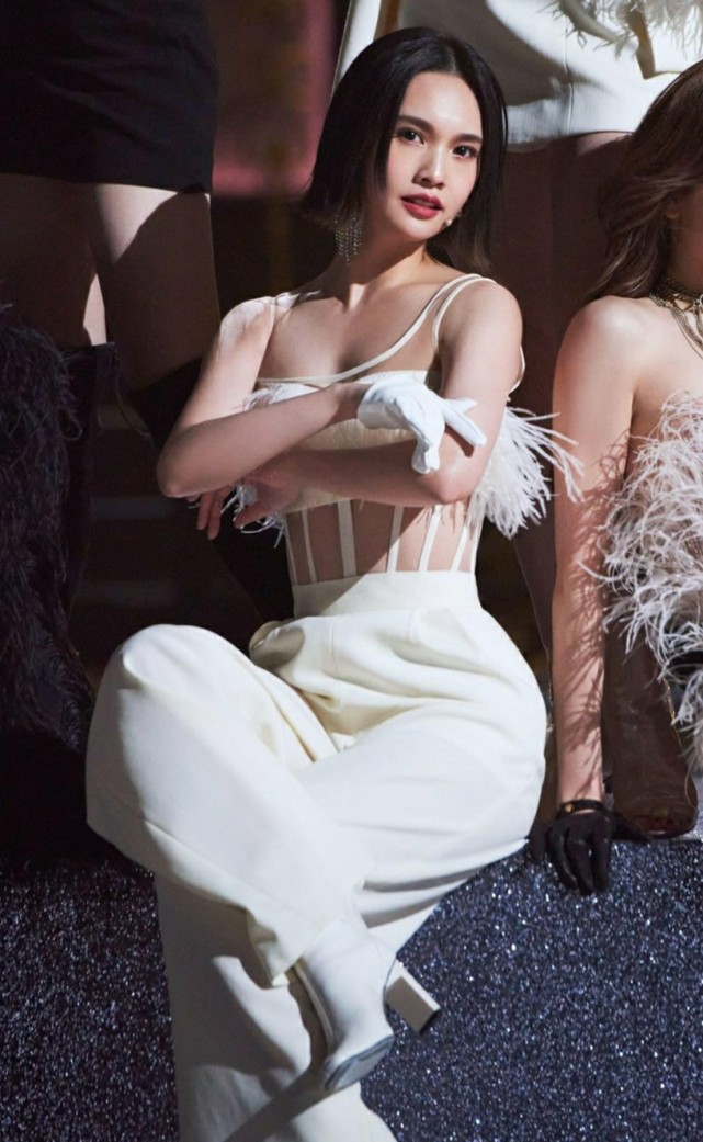 杨丞琳|杨丞琳的“水母衣”有够短的，看似和裤子连体，却有大面积镂空！