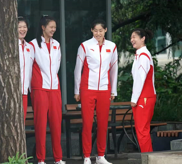 时尚风行派|女排抵达东京!朱婷防护太到位198身高抢眼,成首位女性旗手超牛