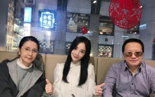 李小璐|好事将近？李小璐带绯闻男友见爸爸，比划剪刀手似少女获男主表白