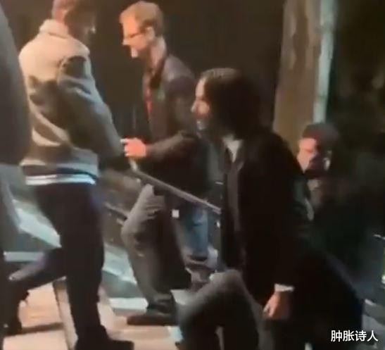 |《疾速追杀4》片场照曝光!56岁“杀神”基努·里维斯,暖翻全场