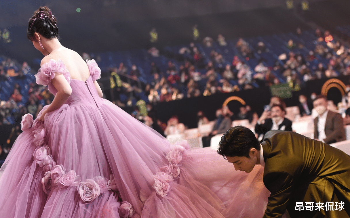 微博之夜|微博之夜珠宝大比拼，吴亦凡百万胸针，黄子韬远胜王一博