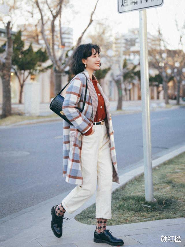 颜红橙 冬天穿衣一定要来件复古红，典雅高级又有代入感，上身之后就很美