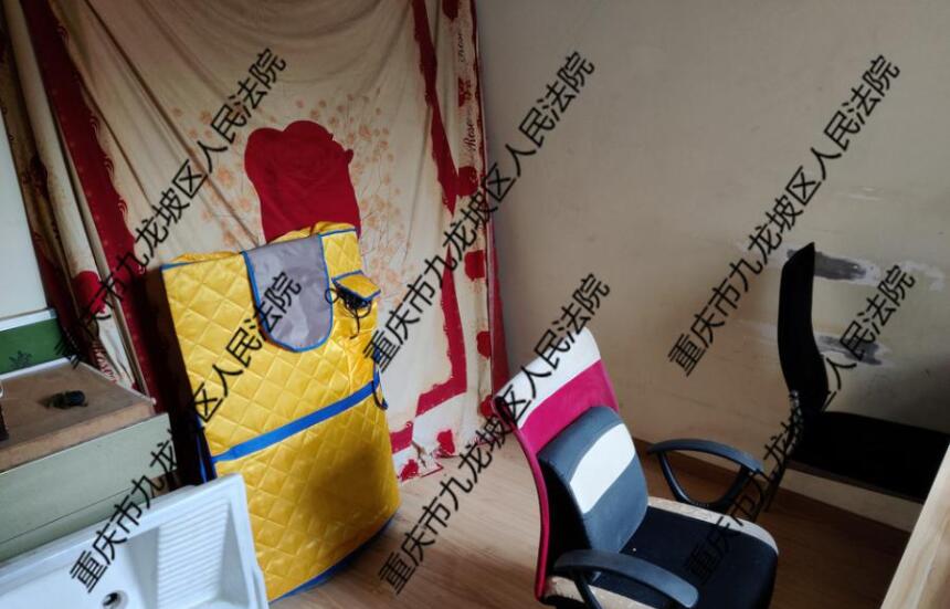 近日重庆,九龙坡区一套72平楼梯房,起拍价44万,经过61轮加价,被人50万买走,折合每平米6940元。