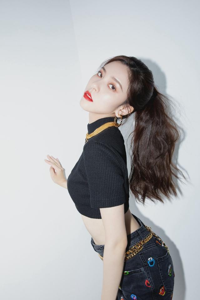 旗袍公馆|宋妍霏陪爸妈录节目,穿露胃装配短裙胆真大,纤腰细腿抢足镜头