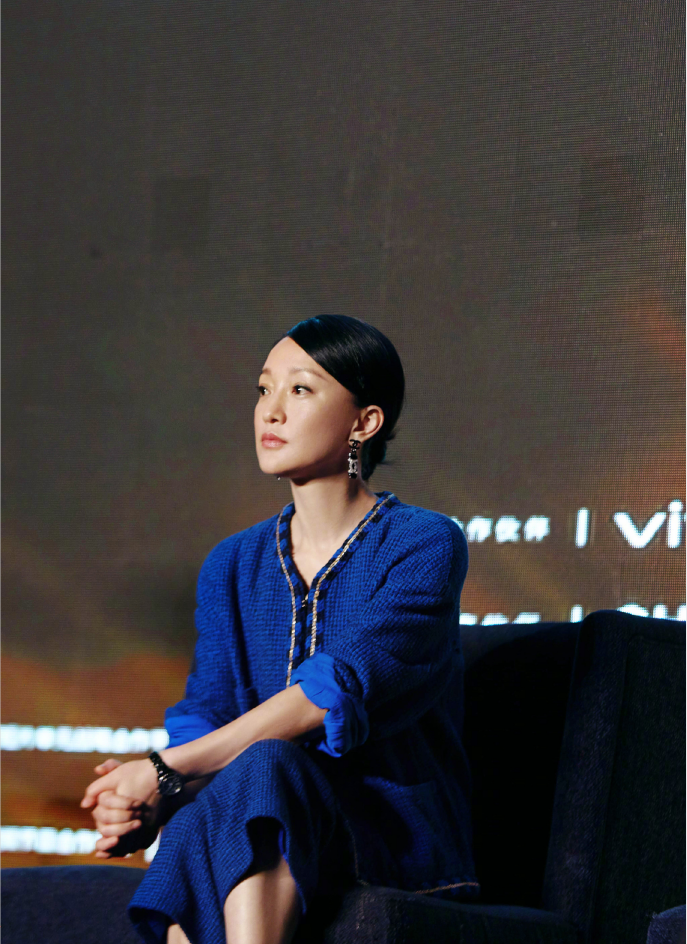 穿衣搭配|虽说周迅的脸长得有些“寡淡”，但配上淡妆好精致，穿身蓝衣真美