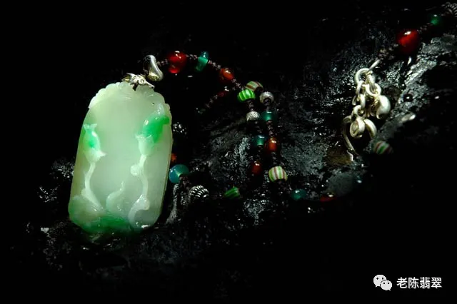 翡翠|翡翠和玉石你真的懂吗，哪个更好？