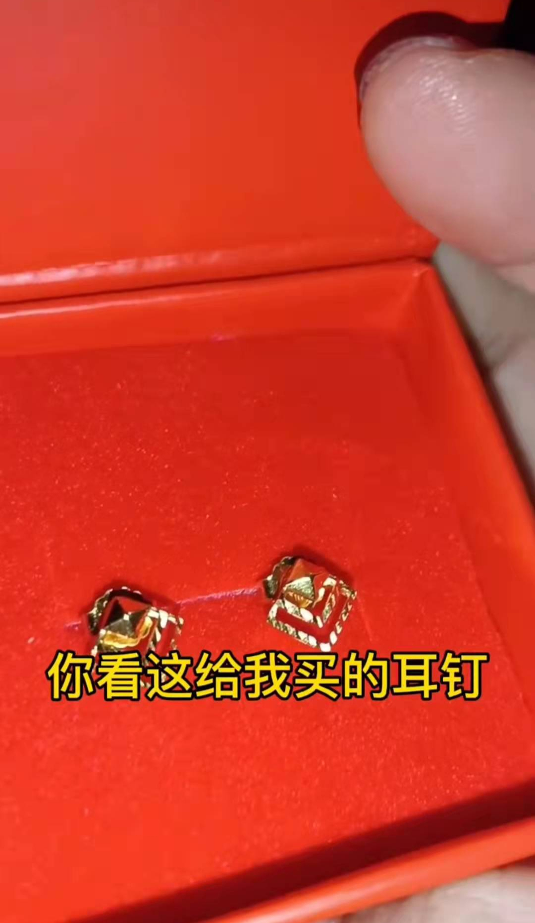 考研|一大学生用奖学金给后妈买千元耳钉，后妈：真心换真心，胜过亲生