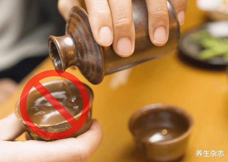 养生杂志|38岁男子，确诊胃病晚期，痛苦离世，医生：身上2处“反常”，被他无视