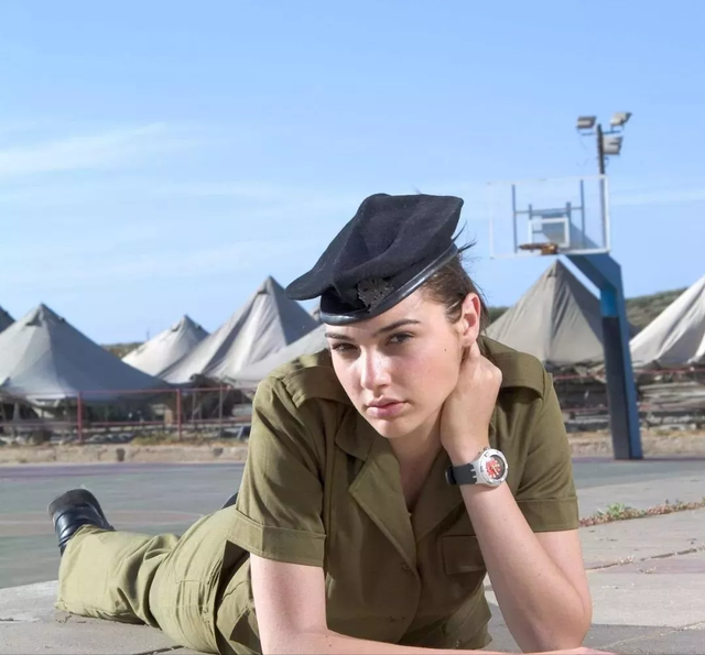 白雪公主|恶毒皇后居然比白雪公主更美？大长腿让人舔屏，36岁吊打一众小花