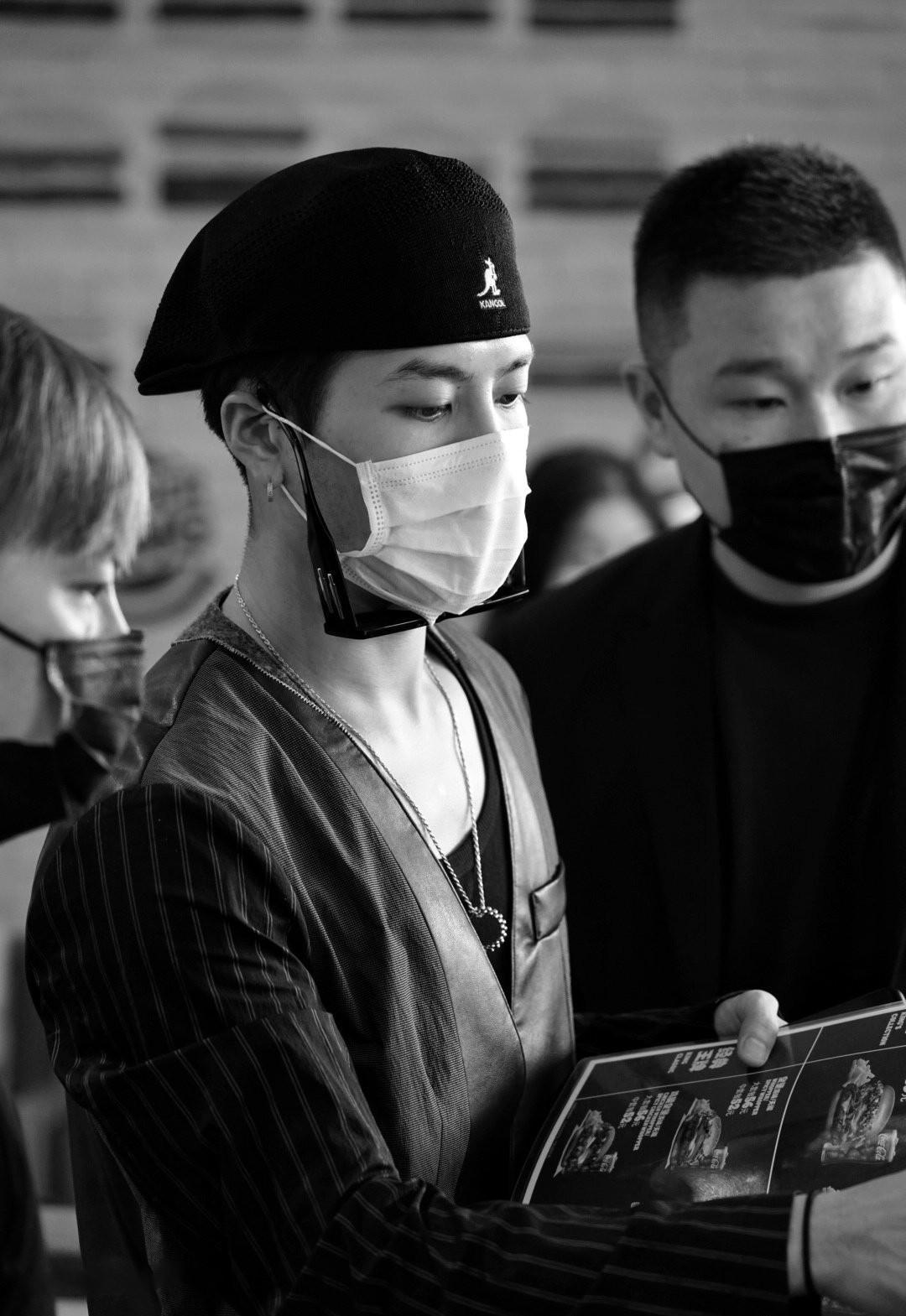 BiuVogue|又潮又暖的男人真的存在，王嘉尔暖男行为上热搜，衣服也很\＂暖\＂