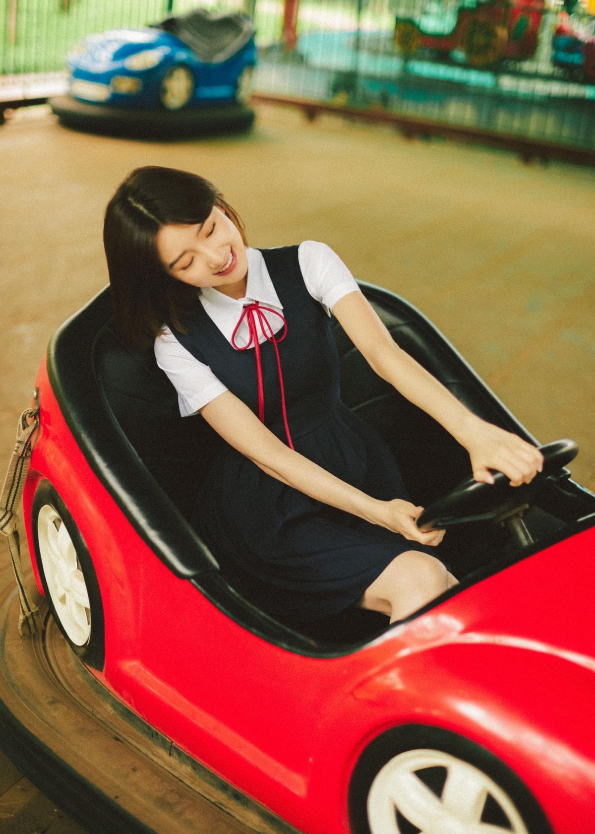 白小白的衣橱|毛晓彤晒照回归童年，一身学生打扮跟“未成年”似的，太娇俏了