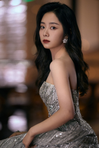 全球资讯 谭松韵不再“幼态”，尝试复古轻熟风，抹胸裙配红唇风情万种