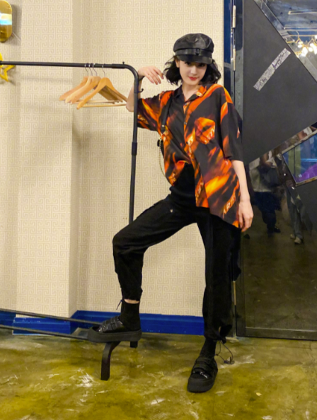 迪丽热巴|迪丽热巴工装照酷飒有痞子感，瘦的厉害双腿像麻杆，撑不起裤管