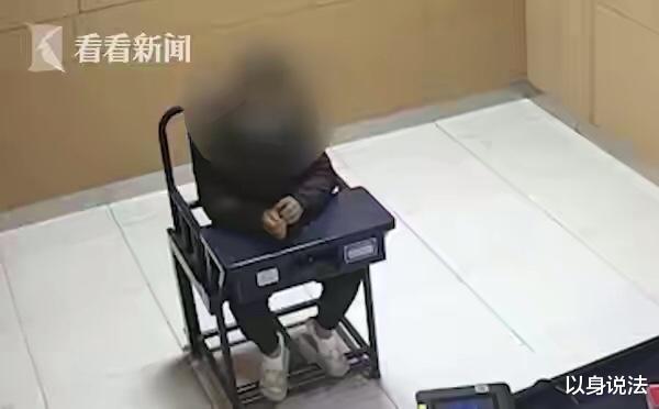 以身说法 男子酒后对女同学做出过分行为后，还殴打女同学男友，二人已被行拘