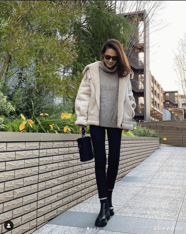 穿衣搭配|这位日本大姐太会穿了，只用黑白灰打造精致感，特适合50+岁女性