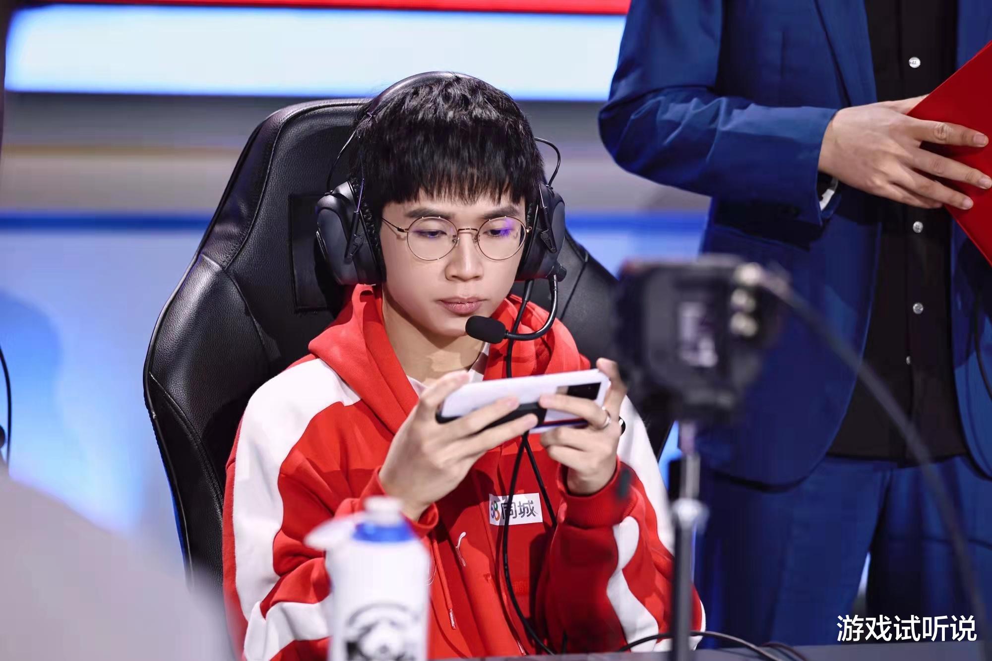 季后賽|AG菲菲罕見曬自己“觀賽照”，發(fā)文感慨：開心的一周，進(jìn)季后賽了