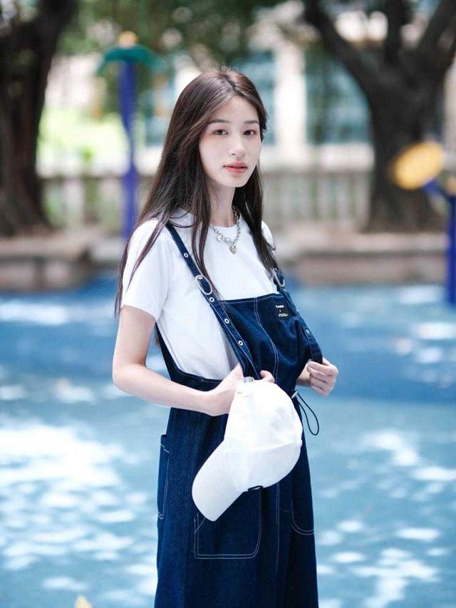 何有强|30+的女生建议多尝试优雅风，针织衫搭配高腰A字半身裙，高级减龄