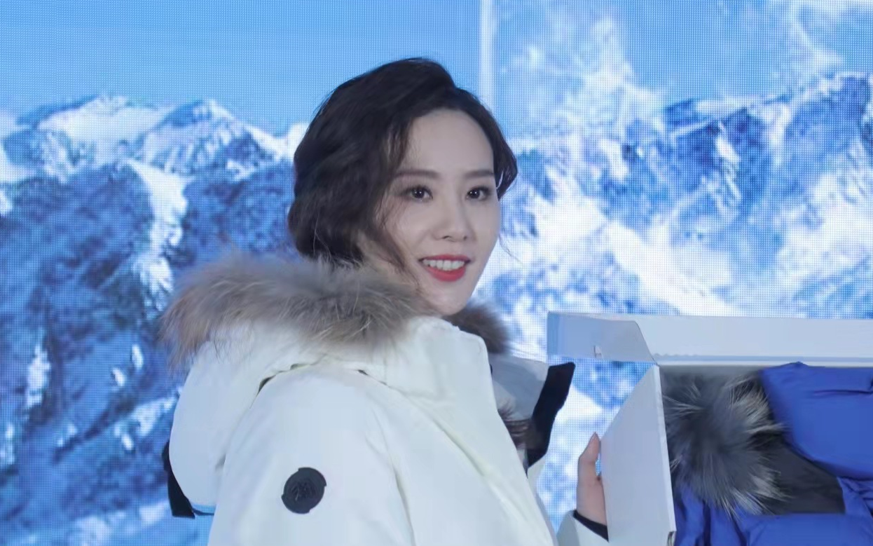 刘诗诗|刘诗诗新年首次活动就翻车！泡面刘海配烟熏妆显老气，浪费高颜值