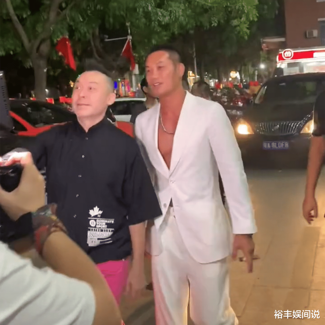 雷宇扬|两位反派艺人内地聚首!雷宇扬留鸡冠头,黄竣锋曾单挑三名匪徒