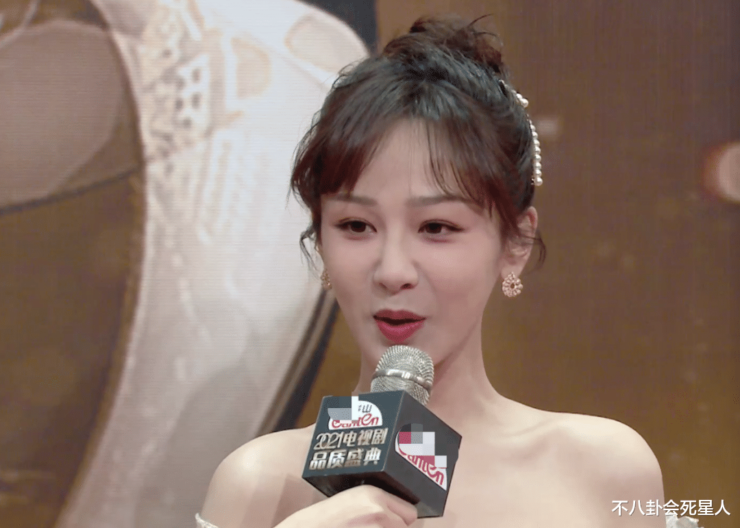 杨紫|女星走红毯火力全开：吴谨言全身涂粉，倪妮露排骨胸，杨紫又瘦了