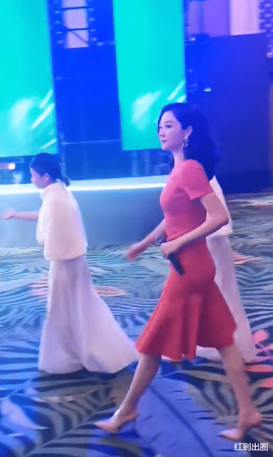 熊黛林|41岁熊黛林现身高端晚宴，腰臀比例突出引围观，由俩助理搀扶离场