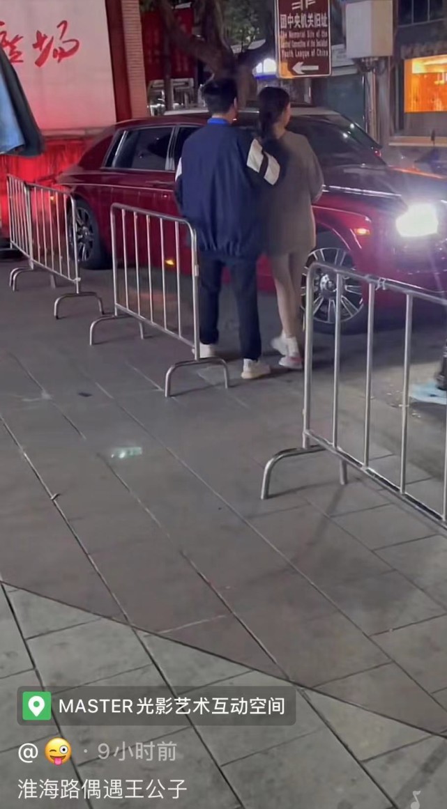 突厥|王思聪当街上演霸道总裁戏码,掐着美女脖子强势带她坐六百万豪车