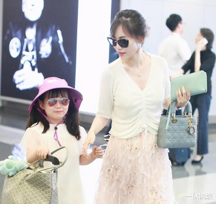 马蓉|马蓉开直播不敢看评论，喝水掩饰尴尬，开播21分钟就被骂到下播