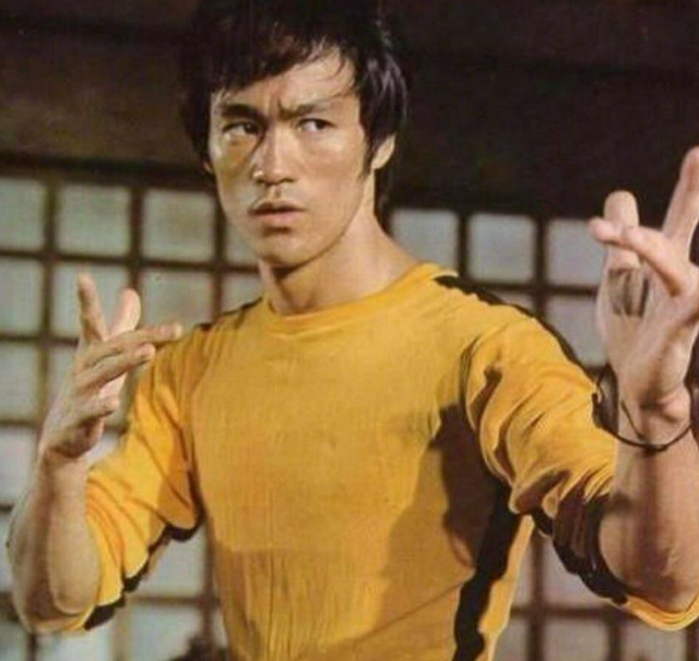 永晴说|由小混混到功夫巨星，李小龙的成功，证明了热爱与天赋的重要性