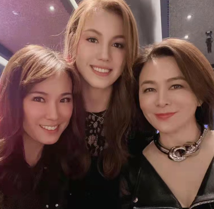 时尚风行派 59岁关之琳现身富豪生日宴！跟新晋港姐合影，穿皮衣气场全开超美