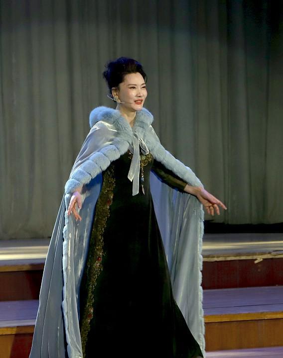 波波的时尚 何赛飞真是个“保养怪”，真看不出是快60岁的人，穿旗袍优雅大气