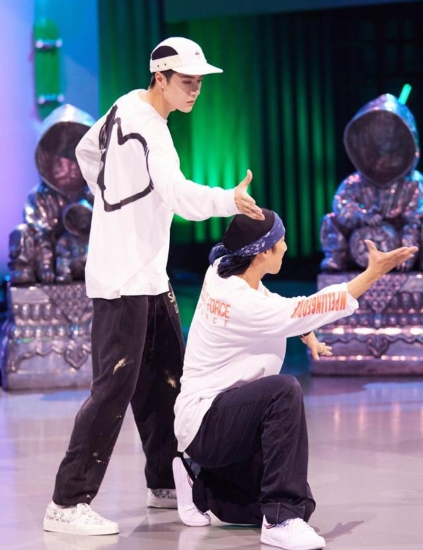 王一博|《街舞4》上的王一博，这件白T大有来头，一波王炸，BOOM！