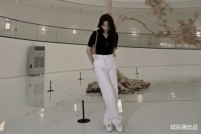 欧阳娜娜|欧阳娜娜在商场凹造型，腿型我给满分，侧身状态就不敢恭维了