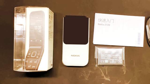 诺基亚|砸核桃的情怀回归了，体验诺基亚这款翻盖手机，续航28天是亮点