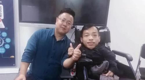 阿斌旳糖果屋 袖珍老总李创利，身高不足1米，创业成功坐拥3亿，娶女秘书为妻