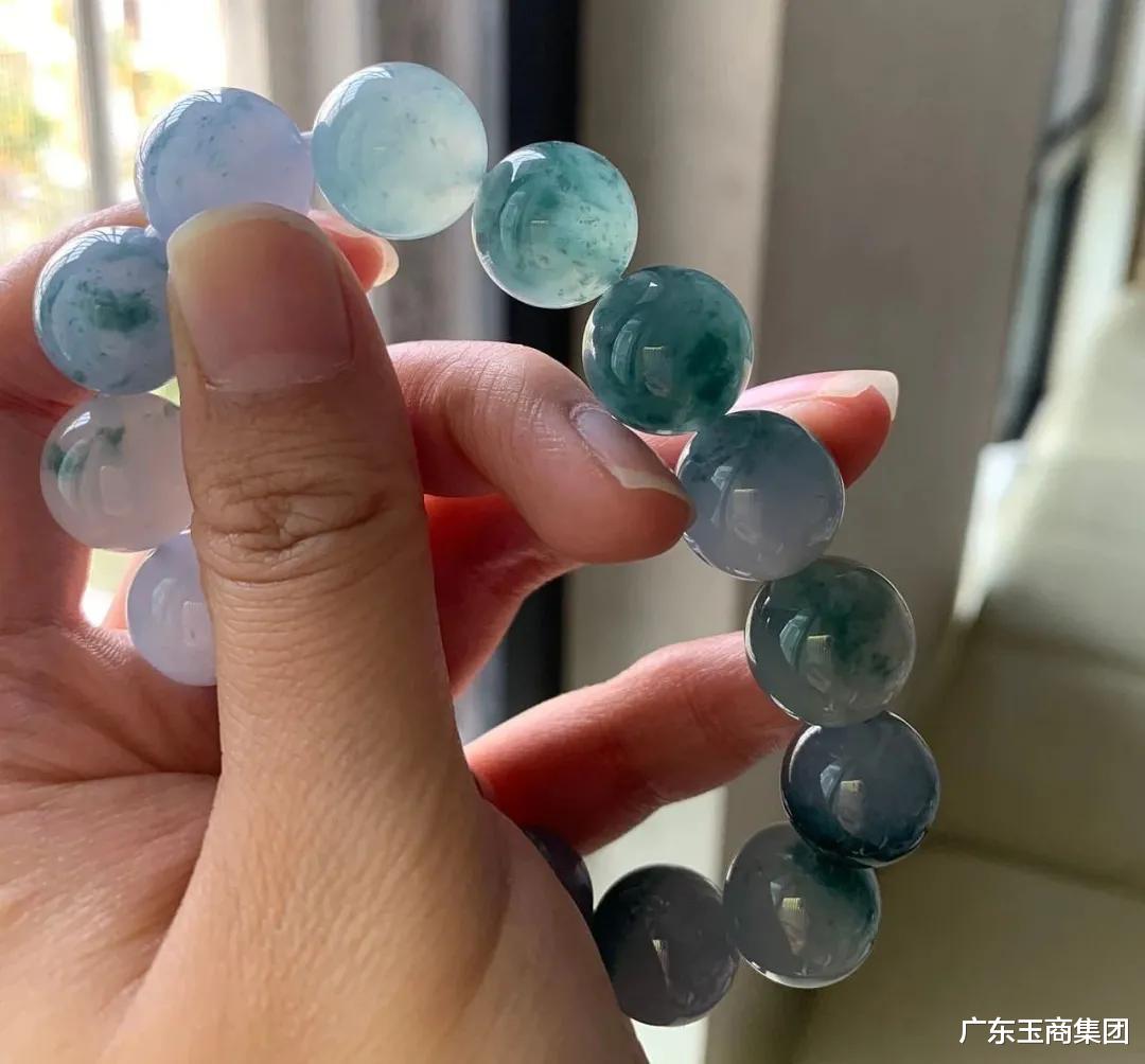 翡翠|越简单反而越贵？“素面”翡翠的价值逻辑！