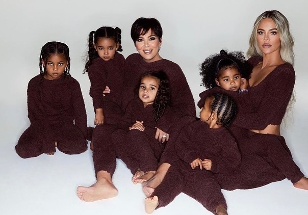 金·卡戴珊|金卡戴珊圣诞全家福好温馨！穿露腰装身材赞，孩子们颜值都很高啊