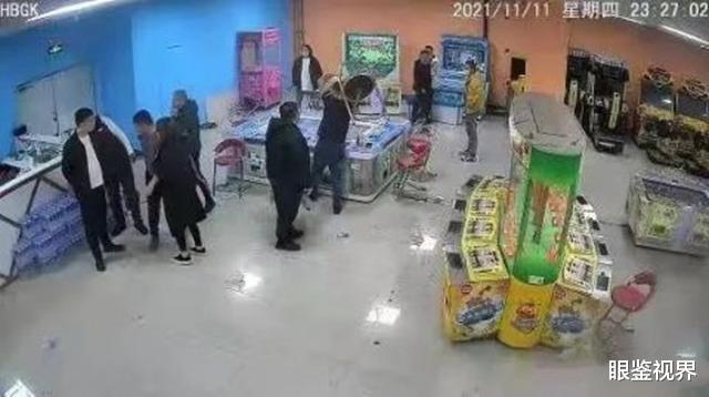 东北几男子对视后一句“你瞅啥”，随后情绪激动打砸游戏厅