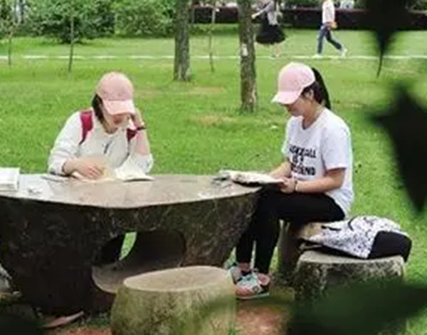  18岁花季少女将父母残忍杀害