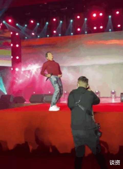 许凯|齐秦现身商演,脸上皱纹横生,腰间赘肉抢镜,帅气不羁的狼王也老了