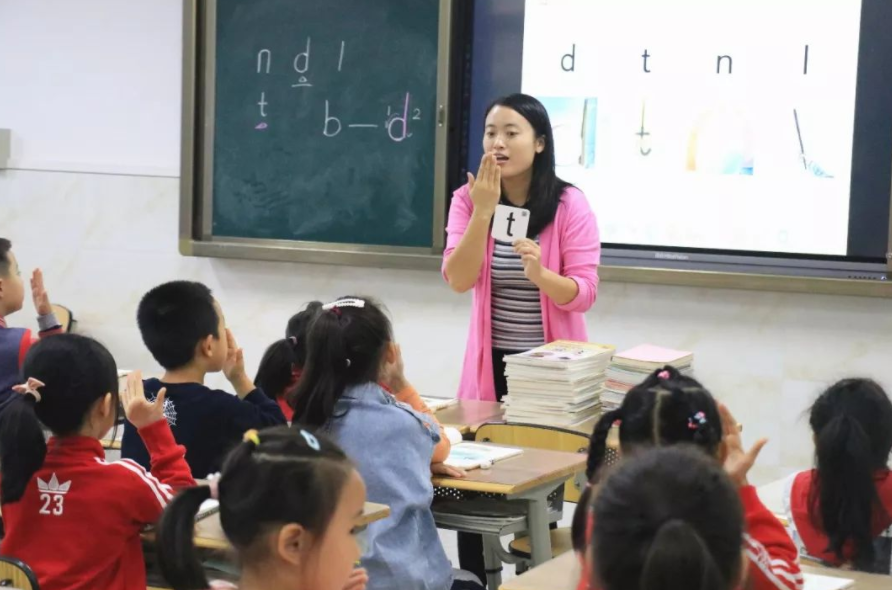 教师|教师行业出现新变化，招聘条件不同往日，师范生面临的挑战更大了