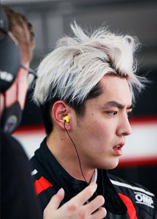 都美竹|都美竹风波后吴亦凡现身，脸上爆痘状态差，皱眉头心情不佳