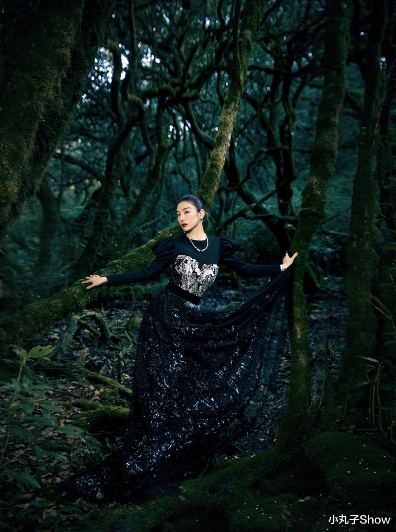 黄奕|44岁黄奕拍时尚写真大片，置身广西丛林秘境，身穿纱裙美如仙女