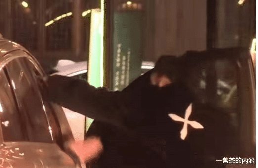 |知名女星私下应酬惹争议，对男性领导投怀送抱，贴身相拥太亲密