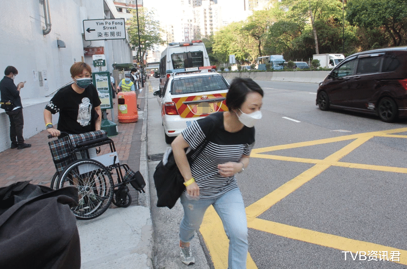 秦煌|突发！72岁香港老戏骨被紧急送医院，双脚严重浮肿，家属避谈病情