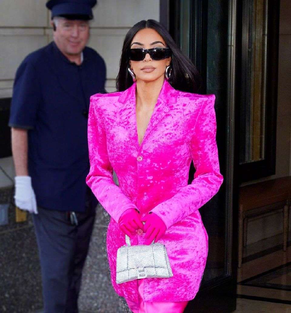 闲鱼有话说 卡戴珊真会博眼球，穿一身芭比粉就算了，还把靴子当裤子穿太招摇