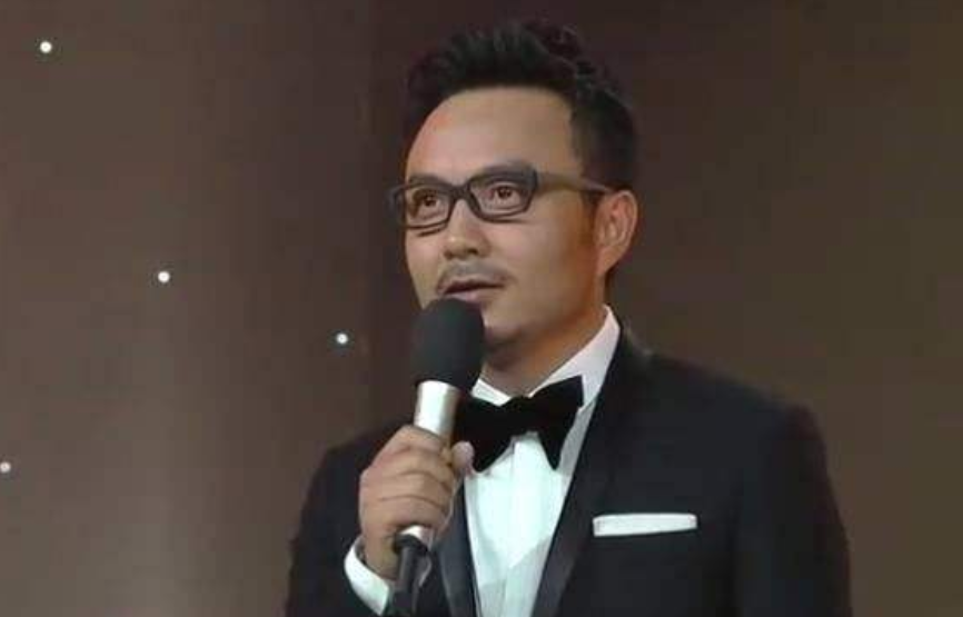 汪涵|汪涵现身外甥婚礼激动拥抱，有几分相似，但圈里圈外人差别明显