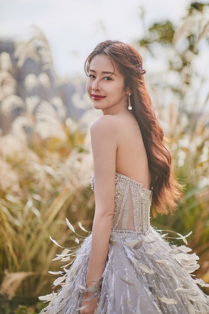 刘诗诗|ELLE风尚大典：刘诗诗粉裙温婉，唐嫣美腿吸睛，关晓彤再惊艳全场