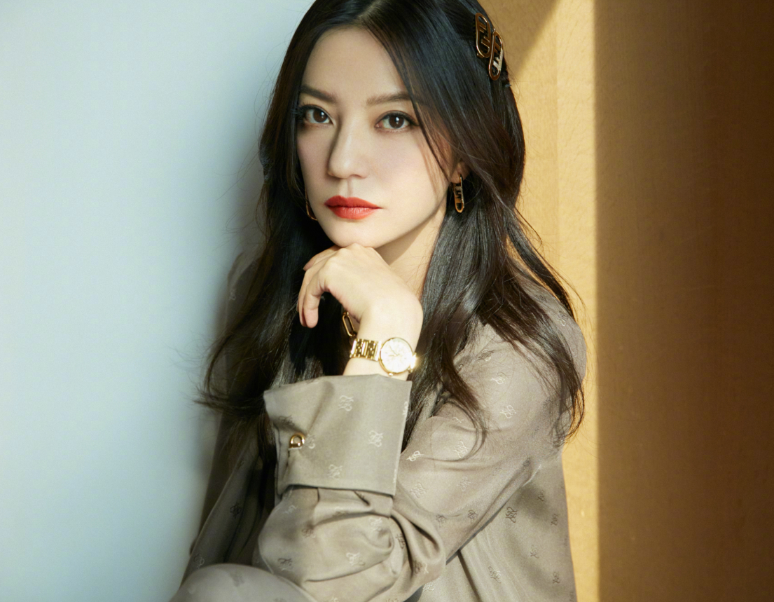 赵薇|赵薇疑遭全网封杀,三部剧待播或损失惨重,老公被起诉追债2.5亿