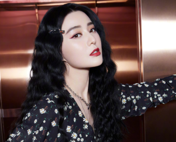 宁毅|范冰冰逛商场生图被拍，路人忘记开美颜，40岁状态让人不敢相信